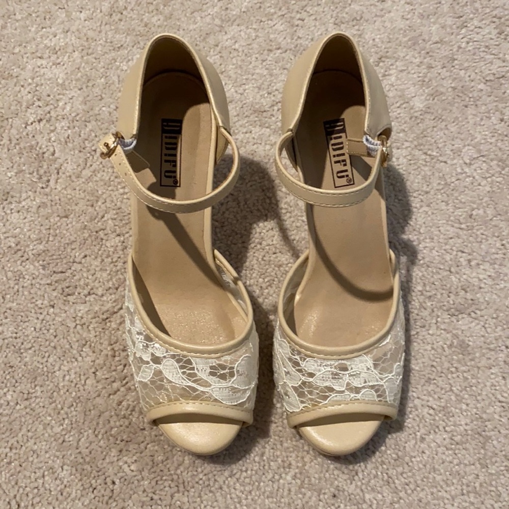 I am selling these shoes that I bought for my wedding! But I did not wear them.